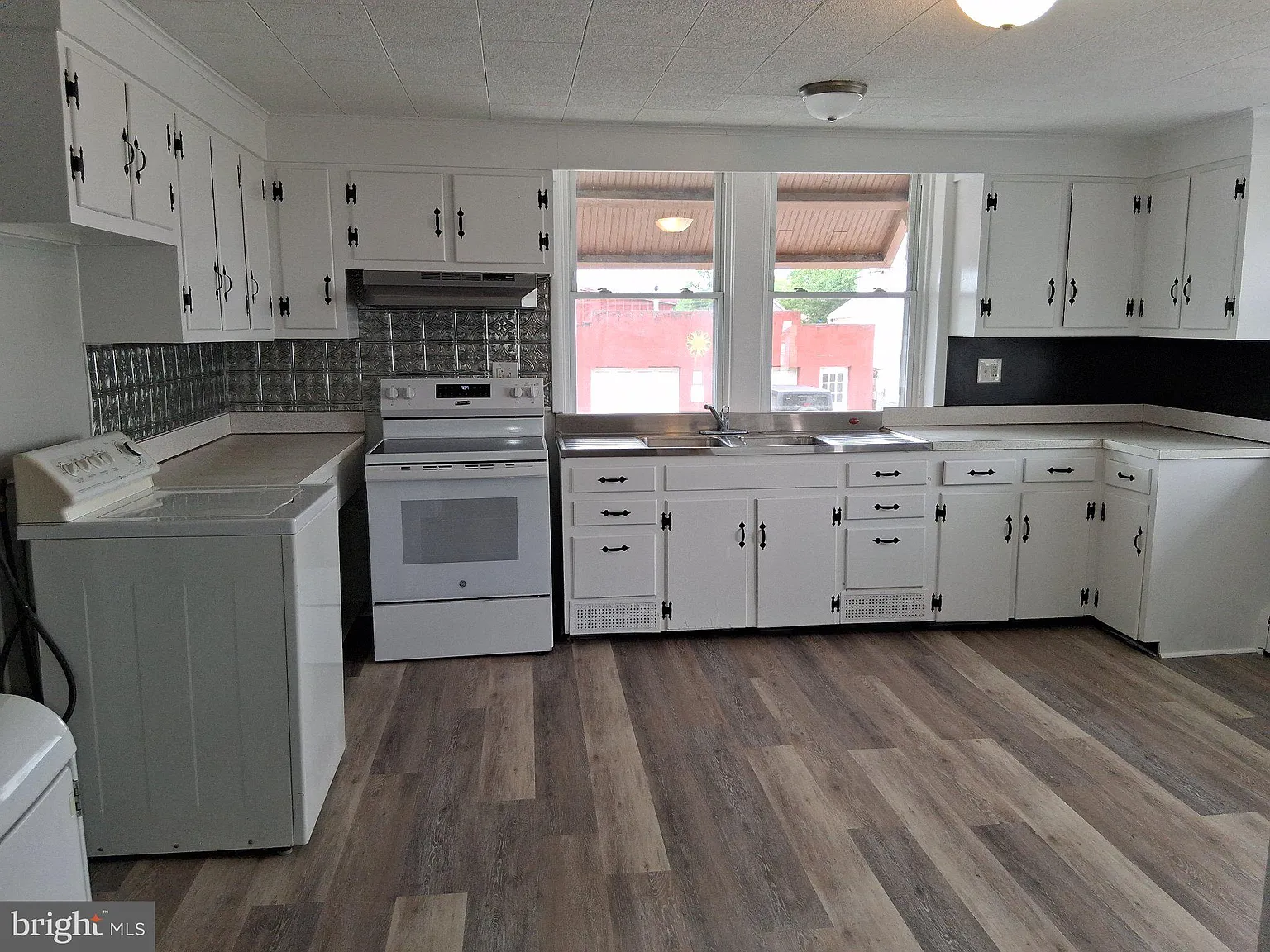 3 bed, 1.5 bath, 1000 sqft, $1,350 — Photo 1