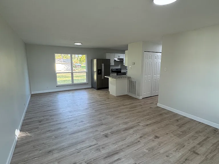 1140 Roswell Rd — Photo 2