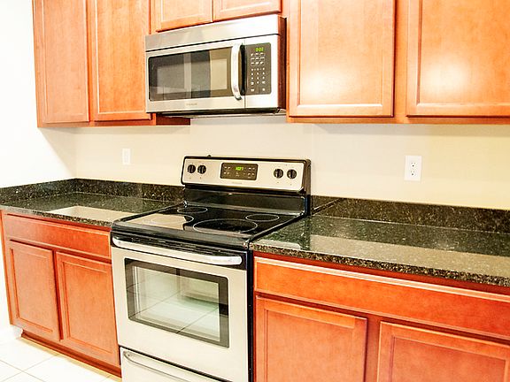 5th image of 207 Mission Cove Cir