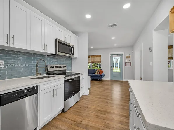 4881 NE 2nd Ave, Oakland Park, FL 33334