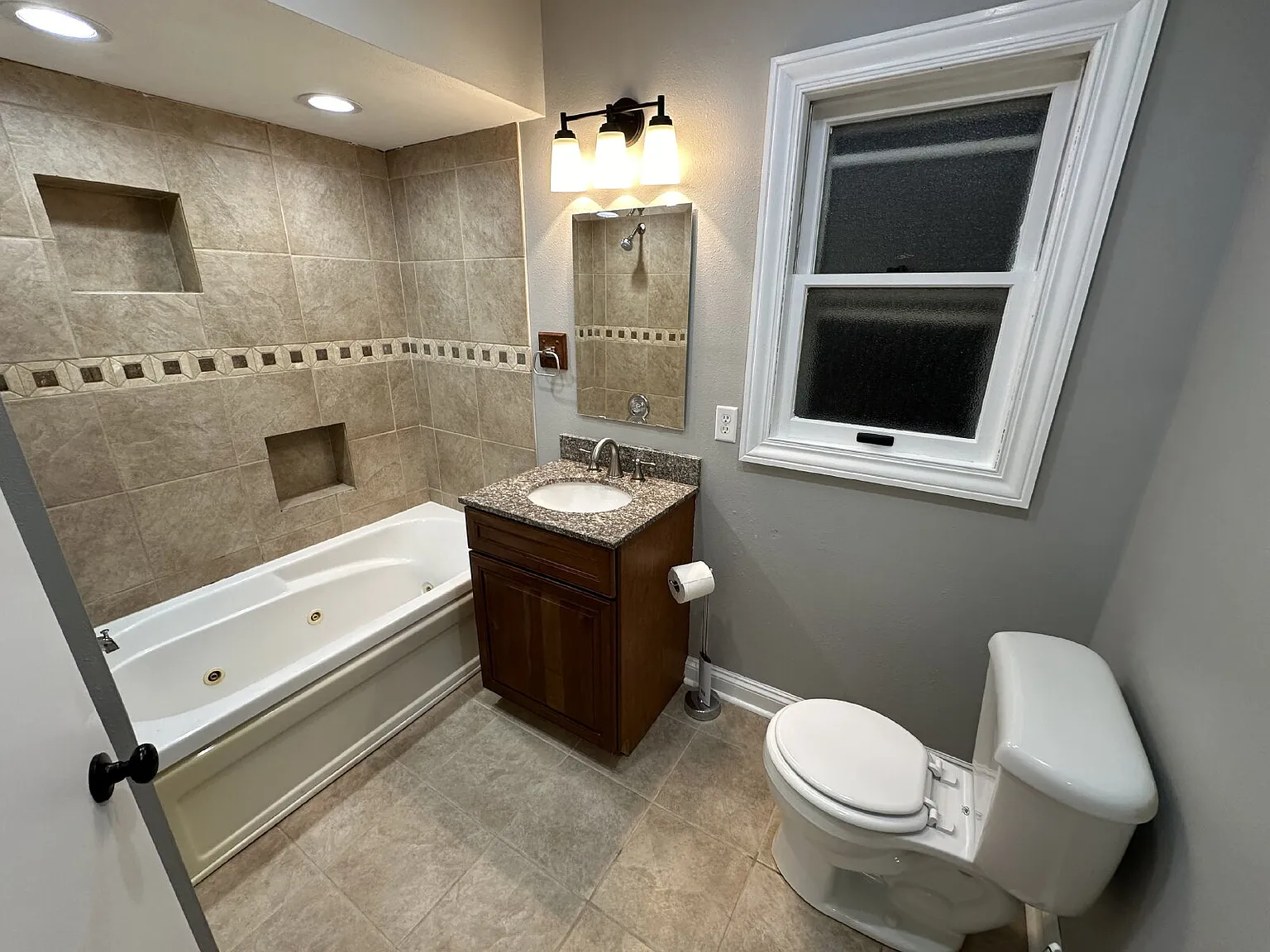 3 bed, 2.0 bath, 1700 sqft, $2,295 — Photo 4