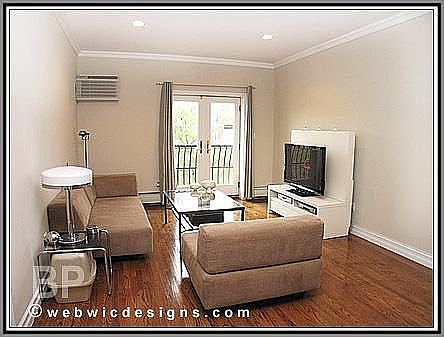 spacious living room w/balcony