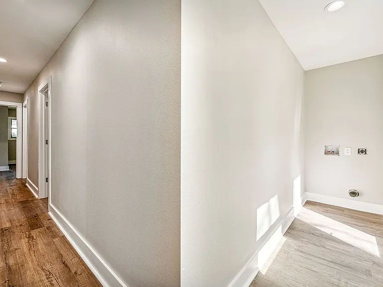 302 W Collins St — Photo 16