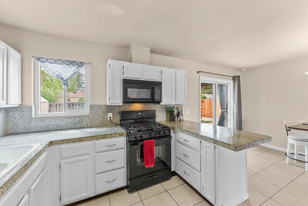 3 bed, 1.0 bath, $2,350 — Photo 3