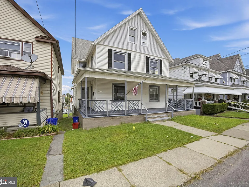 1124 1/2 W Locust St #2