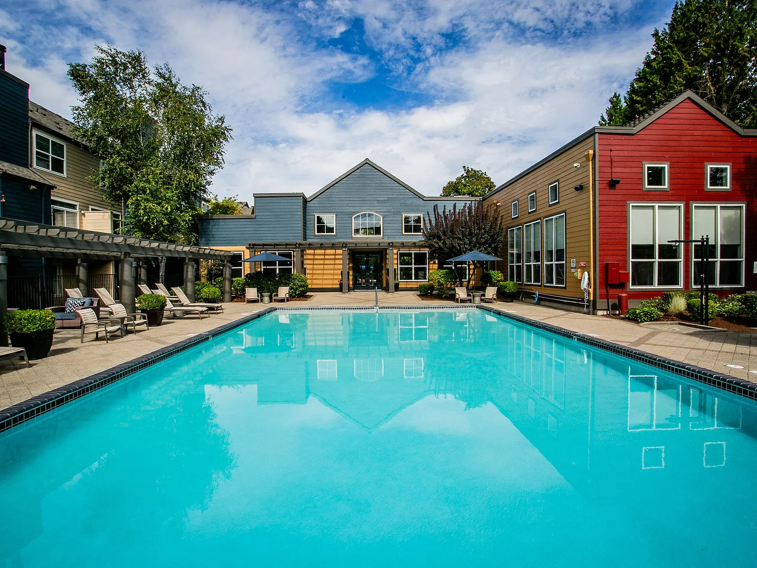 The Colonnade Luxury Townhome Apartments — Photo 2