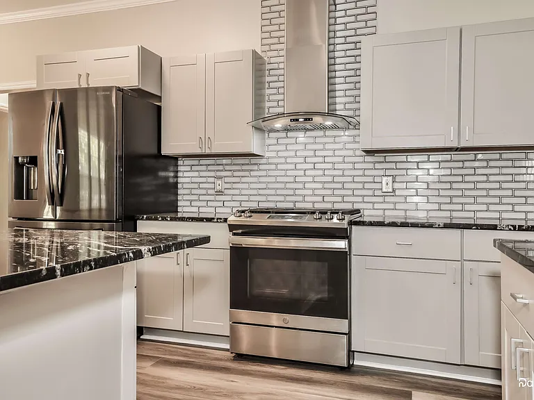 637 Nova Ave — Photo 3