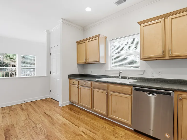 202 Penrose Dr — Photo 12