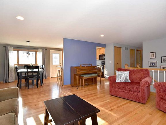 5th image of 1085 Oakwood Ct