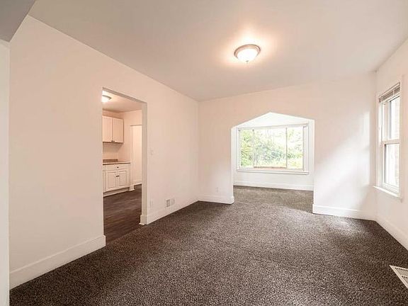 3rd image of 148 Aspen Grove Dr W