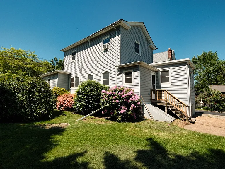 304 E Elm St — Photo 4