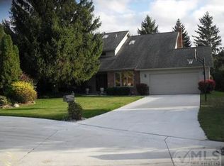 142 Stonetree Cir, Rochester Hills, MI 48309