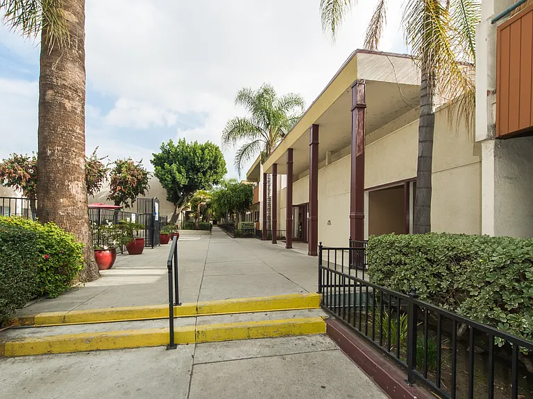 Las Palmas Apartment Homes — Photo 7