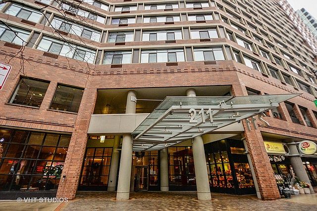 1st image of 211 E Ohio St APT 909