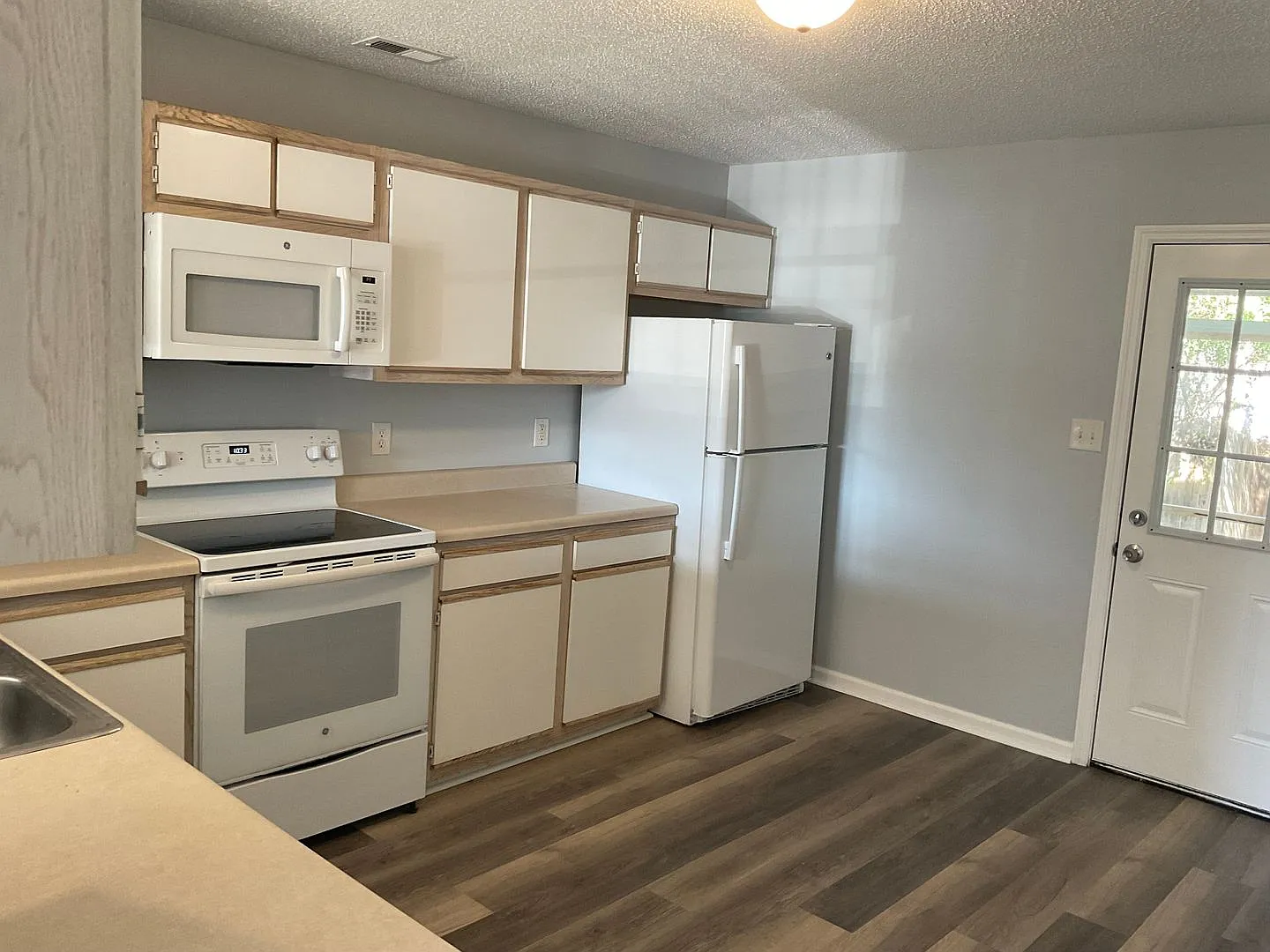Delightful 2 bedroom 2 1/2 bath town home that is centrally located! Just minutes to Camp Lejeune... — Photo 3