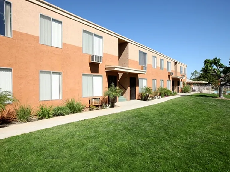 Spacious 2 Bedroom Apartments at The Courtyards in El Cajon — Photo 6