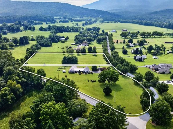 40 Bradford St, Swoope, VA 24479