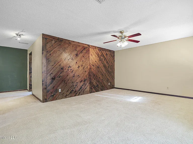 4409 Shadow Wood Cir — Photo 32