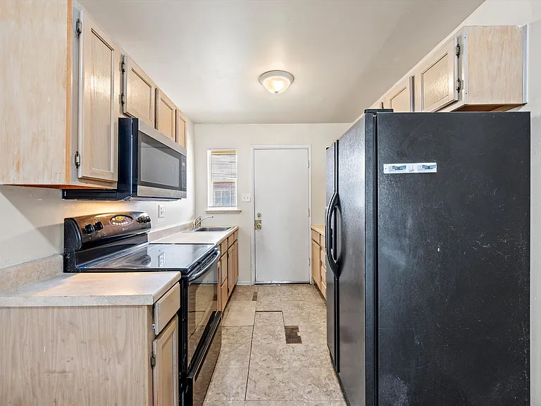 1725 Chester St — Photo 7
