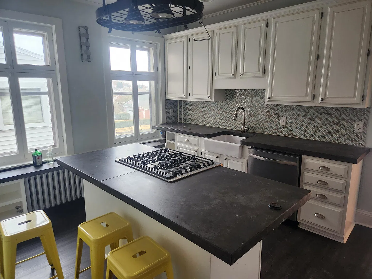 3 bed, 1.5 bath, 1772 sqft, $2,300 — Photo 2
