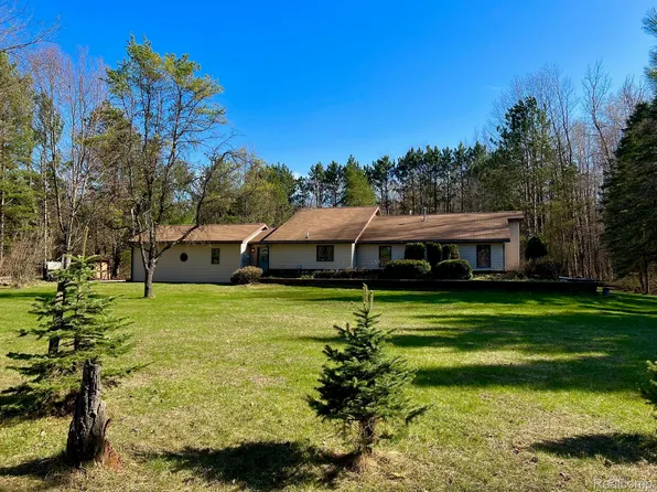 3421 Pine Dr, Caro, MI 48723