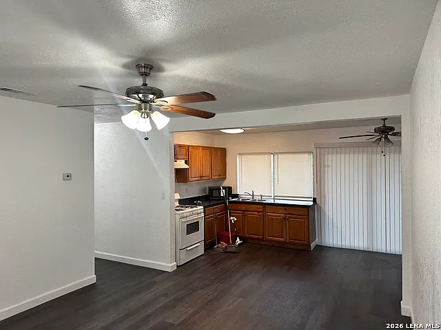 3 bed, 3.5 bath, 912 sqft, $1,300 — Photo 4