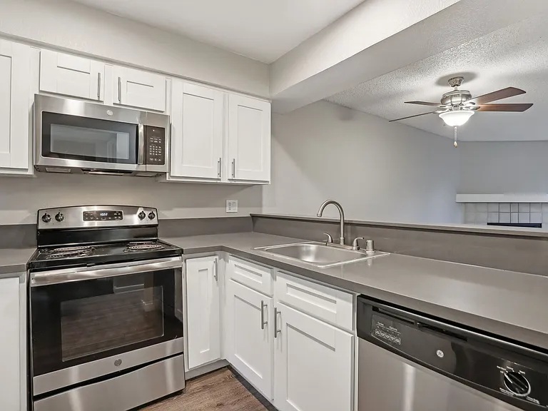 Ellington Apartments — Photo 10
