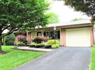 821 School Ln, New Holland, PA 17557