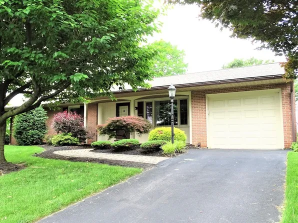 821 School Ln, New Holland, PA 17557