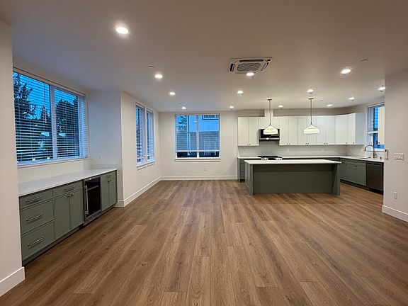 4th image of 905 N 167th St