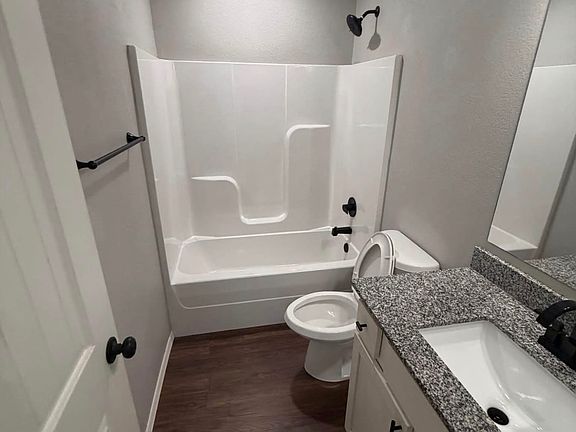 5th image of 2212 Savannah St #403