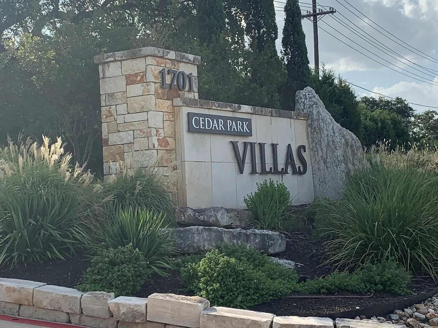 Great 3 bdrm, 2.5 bath Townhome in Cedar Park! — Photo 2
