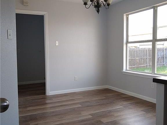 5th image of 2307 Garrett Dr