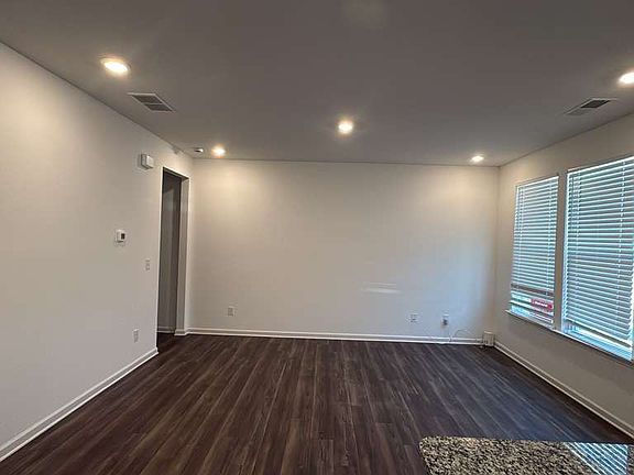 3rd image of 228 Banner Rd