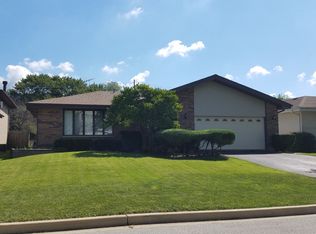 7011 Creekside Rd, Downers Grove, IL 60516