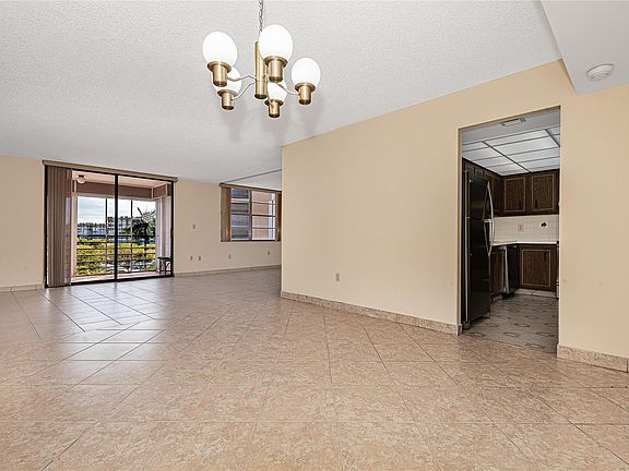 4th image of 900 Saint Charles Place #415