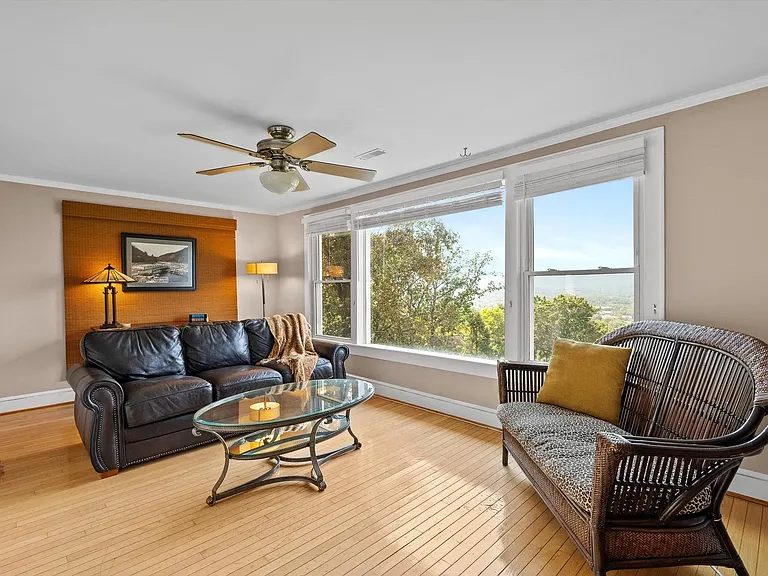 Living room/den