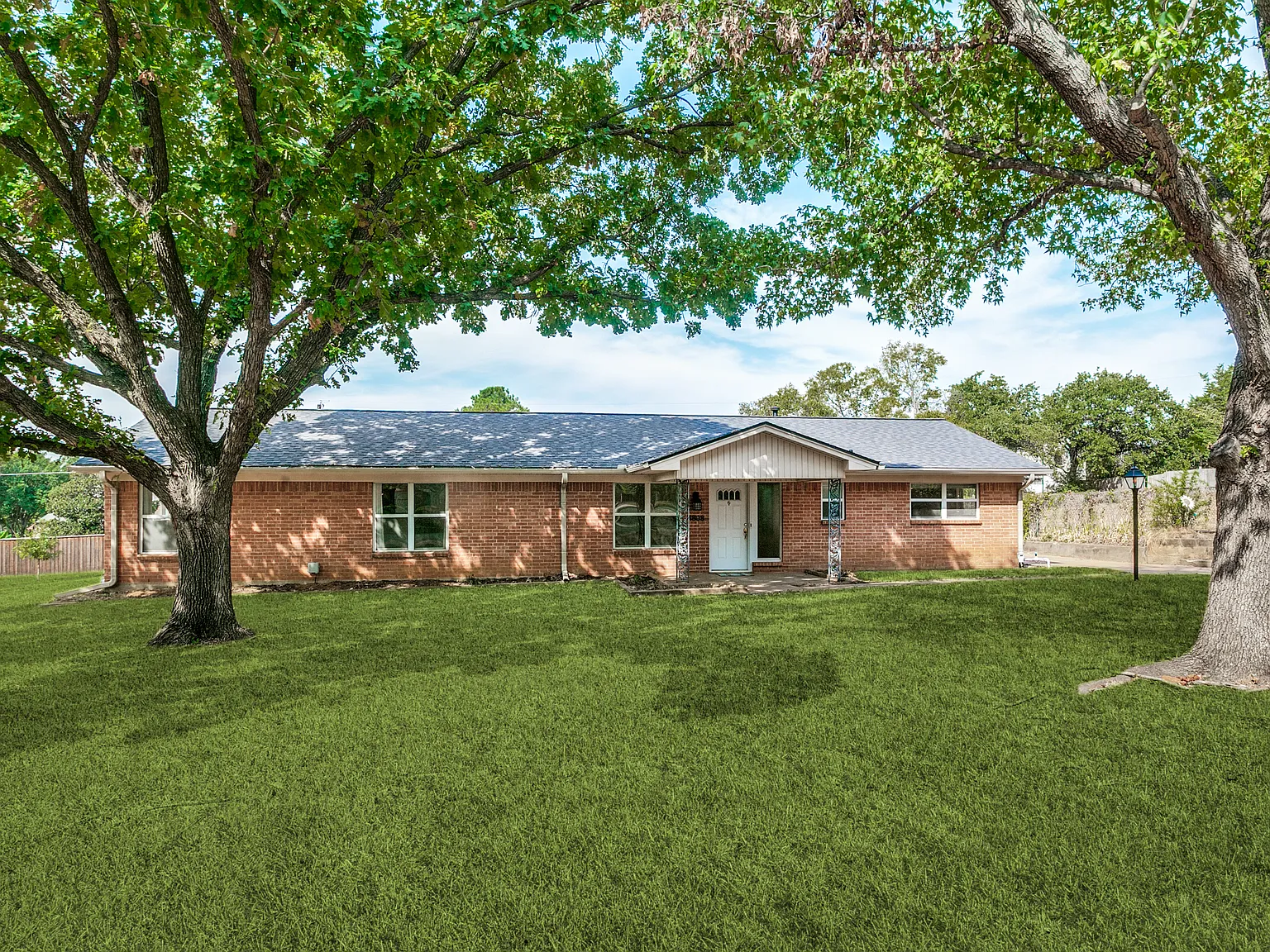 4 bed, 1972 sqft, $3,100 — Photo 2