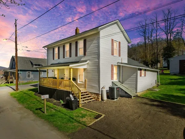 208 Holston St, Narrows, VA 24124