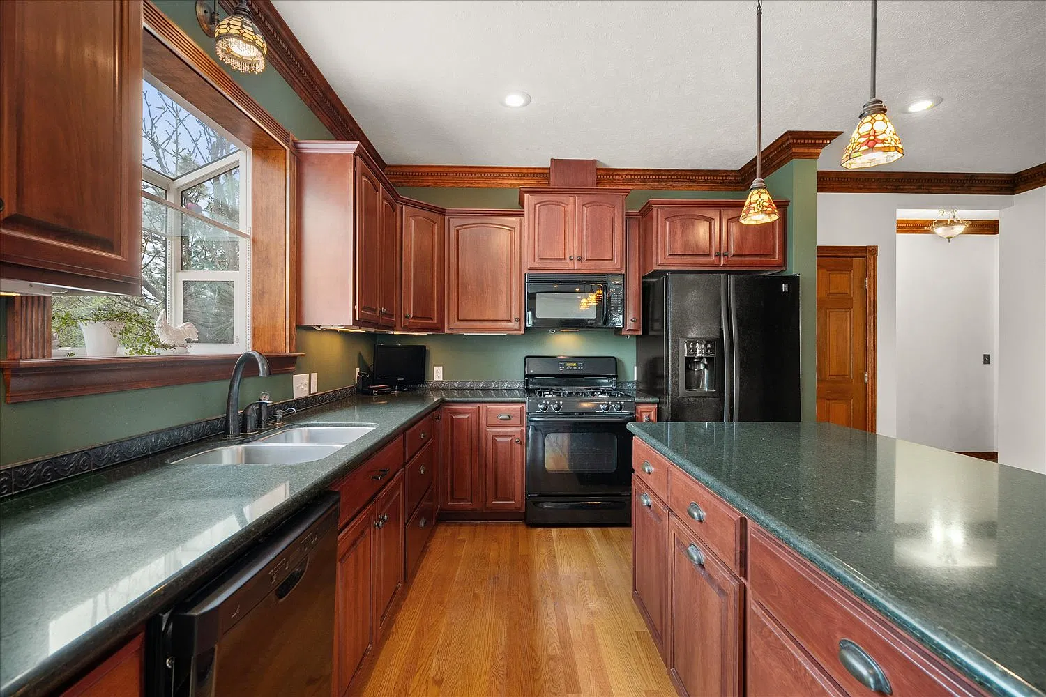 5 bed, 3296 sqft, $3,500 — Photo 3