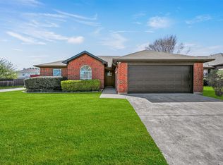 900 W Lynn Creek Dr, Arlington, TX 76001