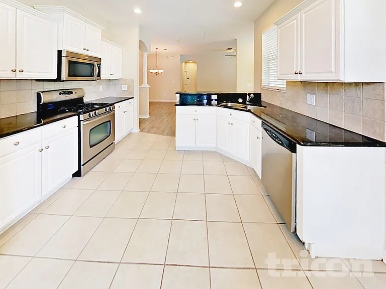 20049 Heritage Point Dr — Photo 3