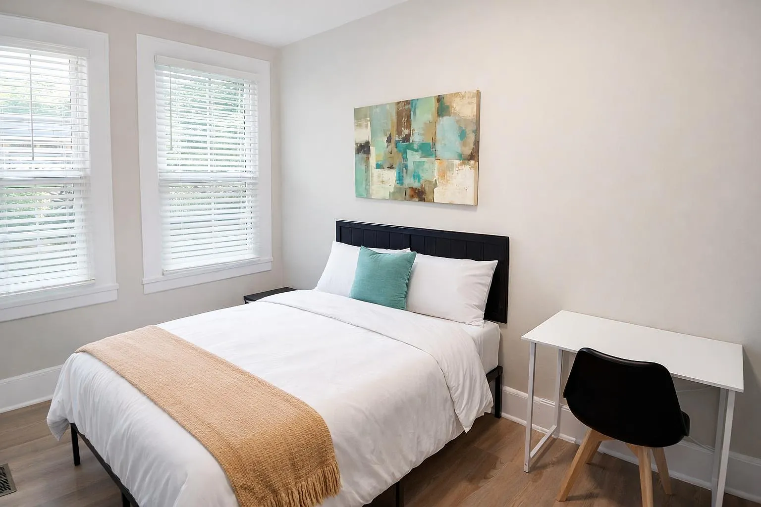 4 bed, 3.0 bath, 2400 sqft, $862 — Photo 1