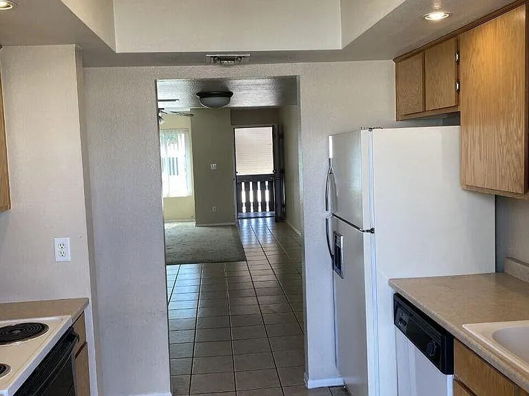 1927 E Hampton Ave #206 — Photo 3