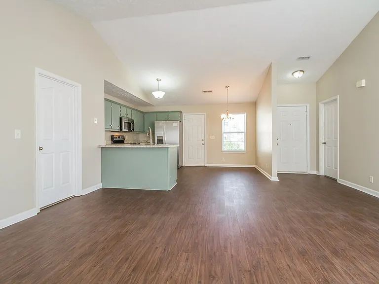 1147 Melvin Dr — Photo 3