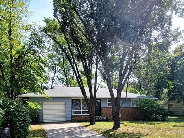 925 Meadowbrook Rd E, Iola, KS 66749