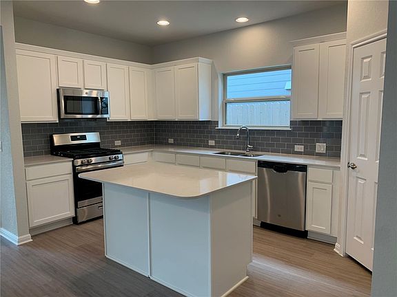 4th image of 709 Durness Dr