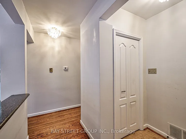 35 Camwood Cres — Photo 5