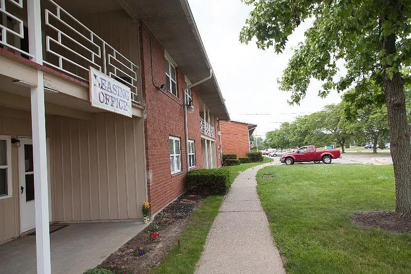 Fairway East Apartments — Photo 3
