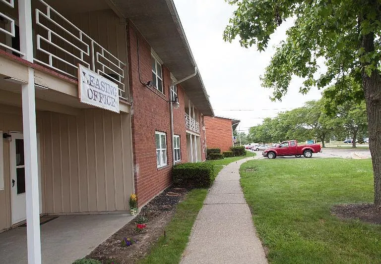 Fairway East Apartments — Photo 3